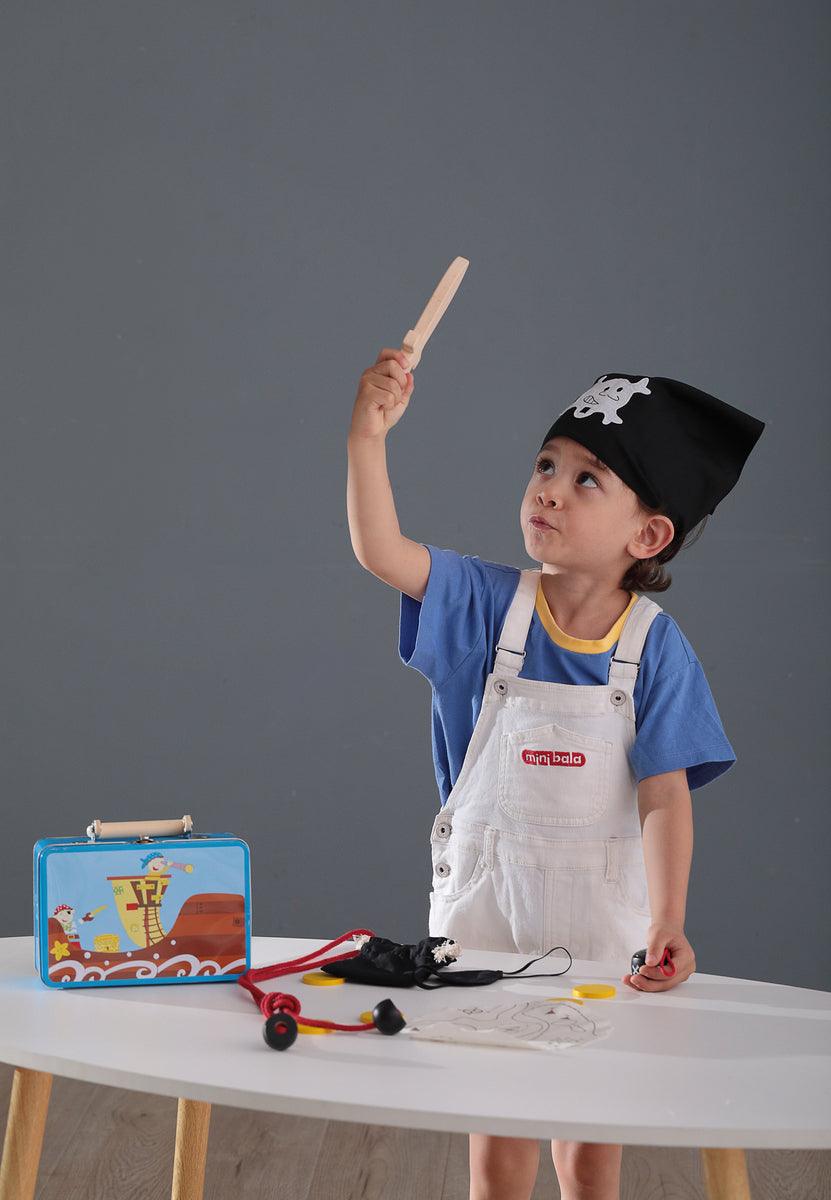 PIRATE PLAYSET IN TIN CASE - John Cootes