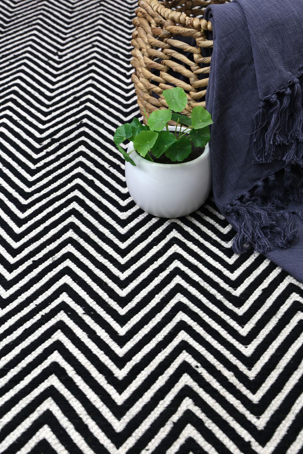 Natura Wool Black White Chevron Rug 200x290 cm - John Cootes